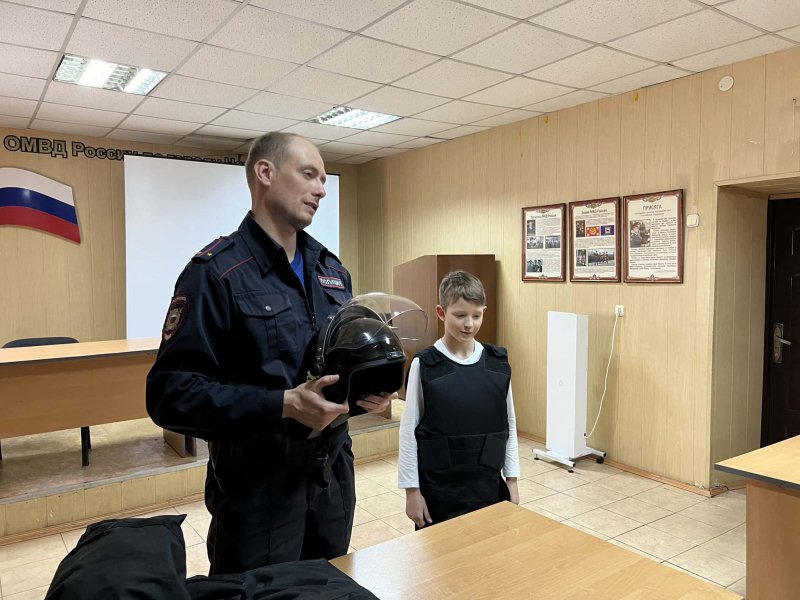 В Находке Приморского края школьники побывали на экскурсии отделе полиции